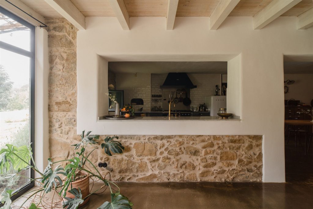 salon et cuisine maison en pierres rénovée du 19e siècle salon et cuisine maison en pierres rénovée du 19e siècle