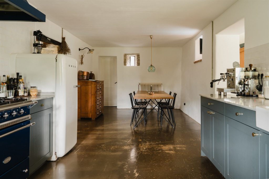 cuisine avec salle à manger maison en pierres rénovée du 19e siècle cuisine avec salle à manger maison en pierres rénovée du 19e siècle