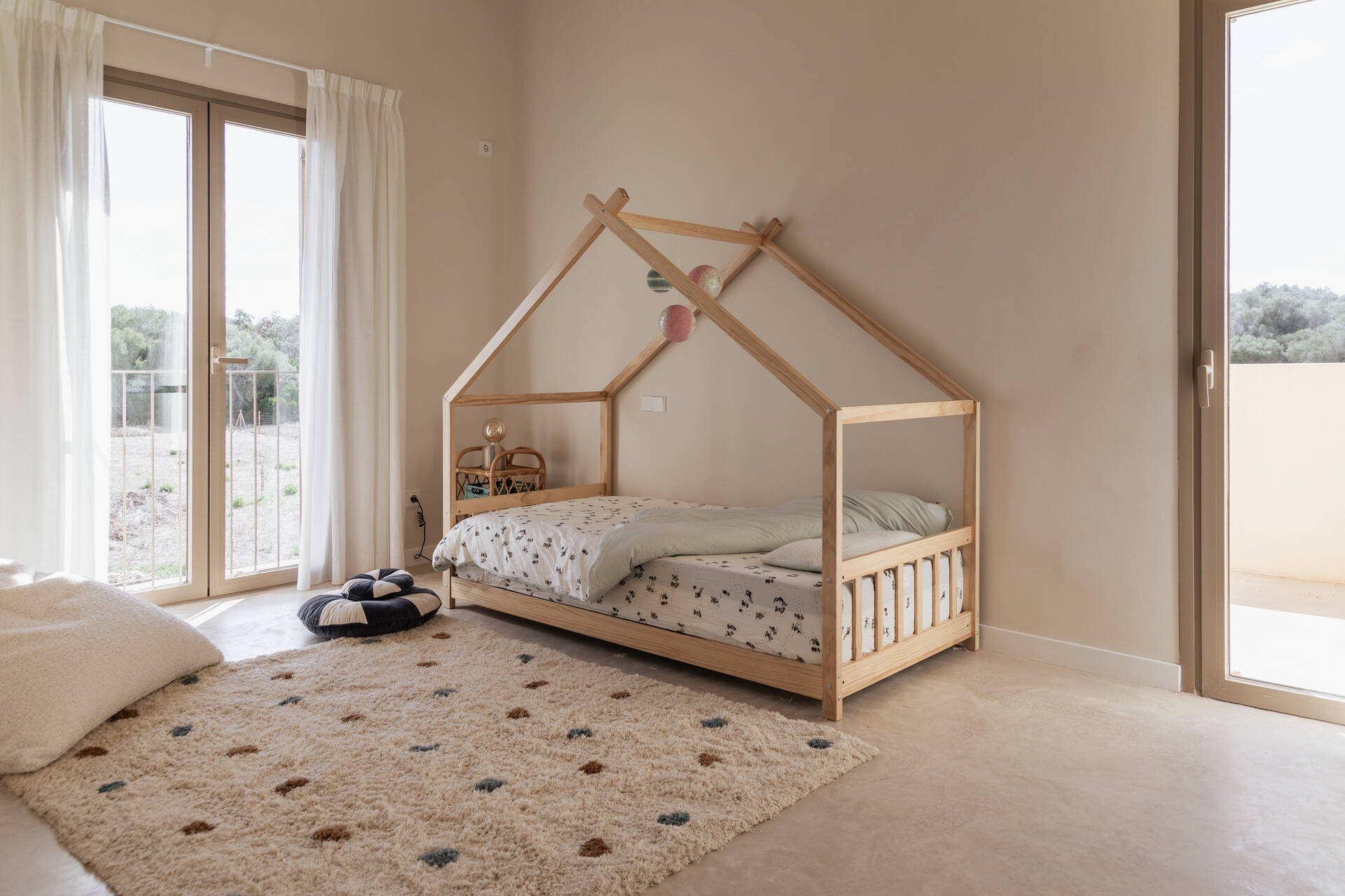 chambre enfant lit cabane décoration beige maison contemporaine en pierres Majorque chambre enfant lit cabane décoration beige maison contemporaine en pierres Majorque