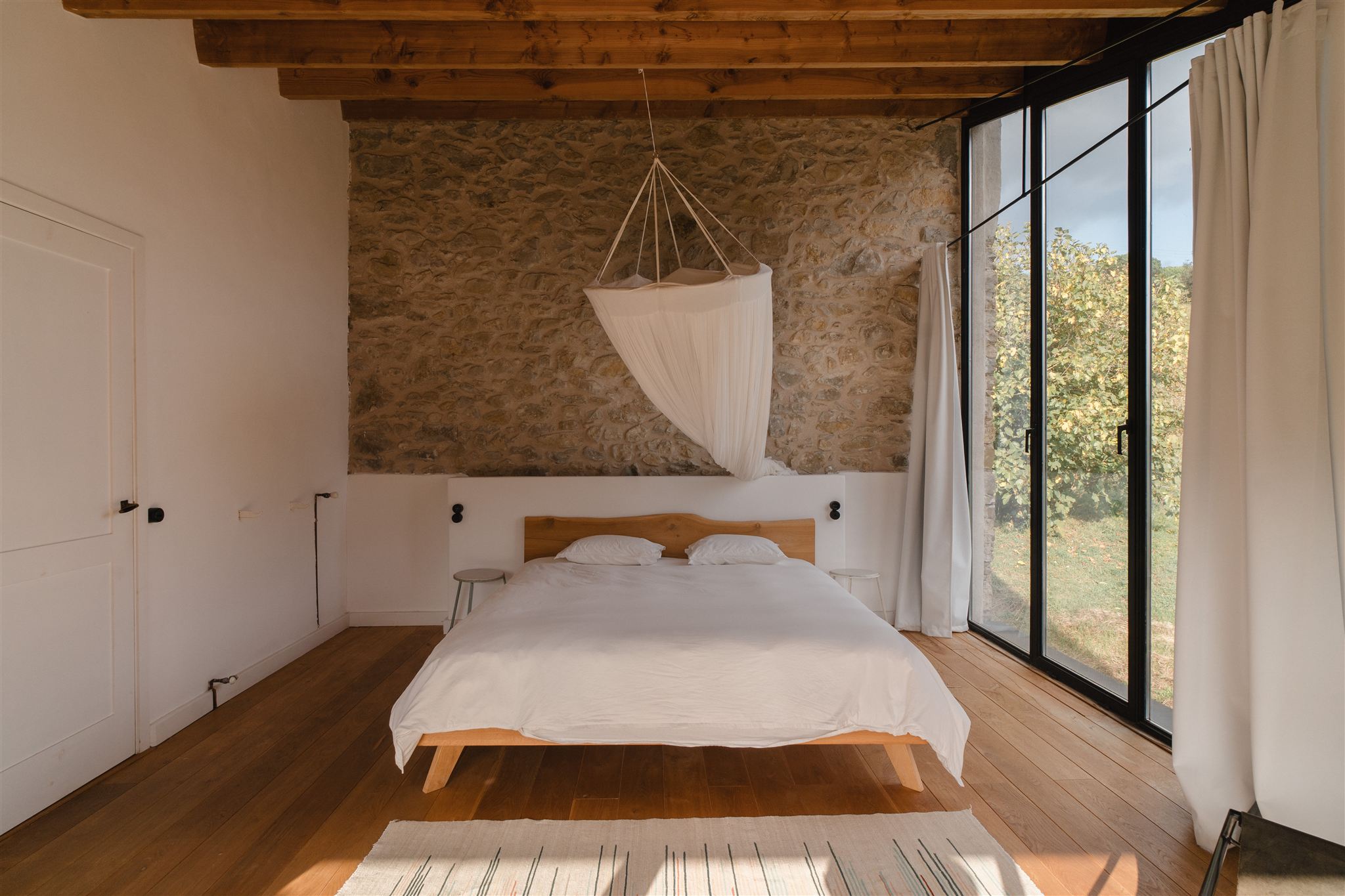 chambre avec poutres maison en pierres rénovée du 19e siècle chambre avec poutres maison en pierres rénovée du 19e siècle