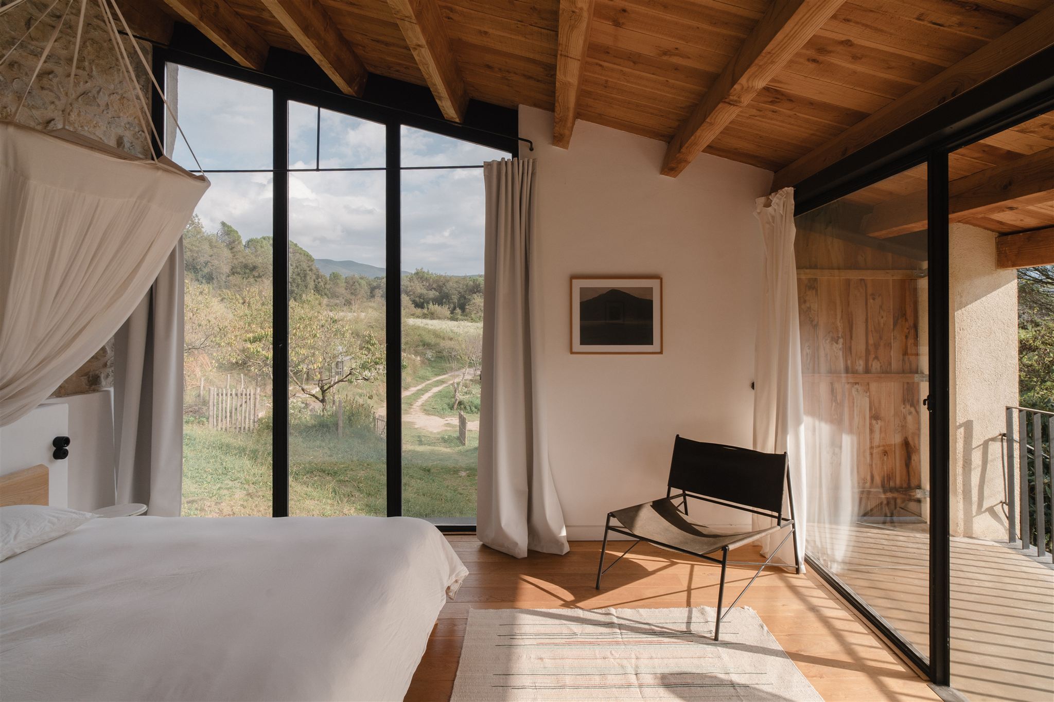 chambre avec poutres maison en pierres rénovée du 19e siècle chambre avec poutres maison en pierres rénovée du 19e siècle