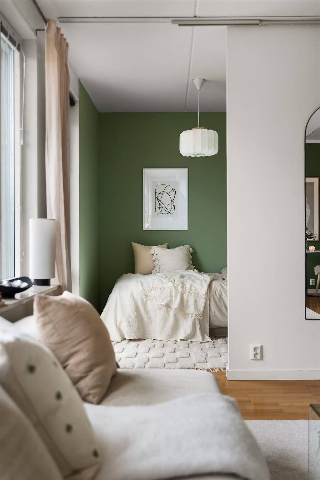 chambre derrière demi cloison et salon appartement 39m2 vert et blanc décoration design chambre derrière demi cloison et salon appartement 39m2 vert et blanc décoration design