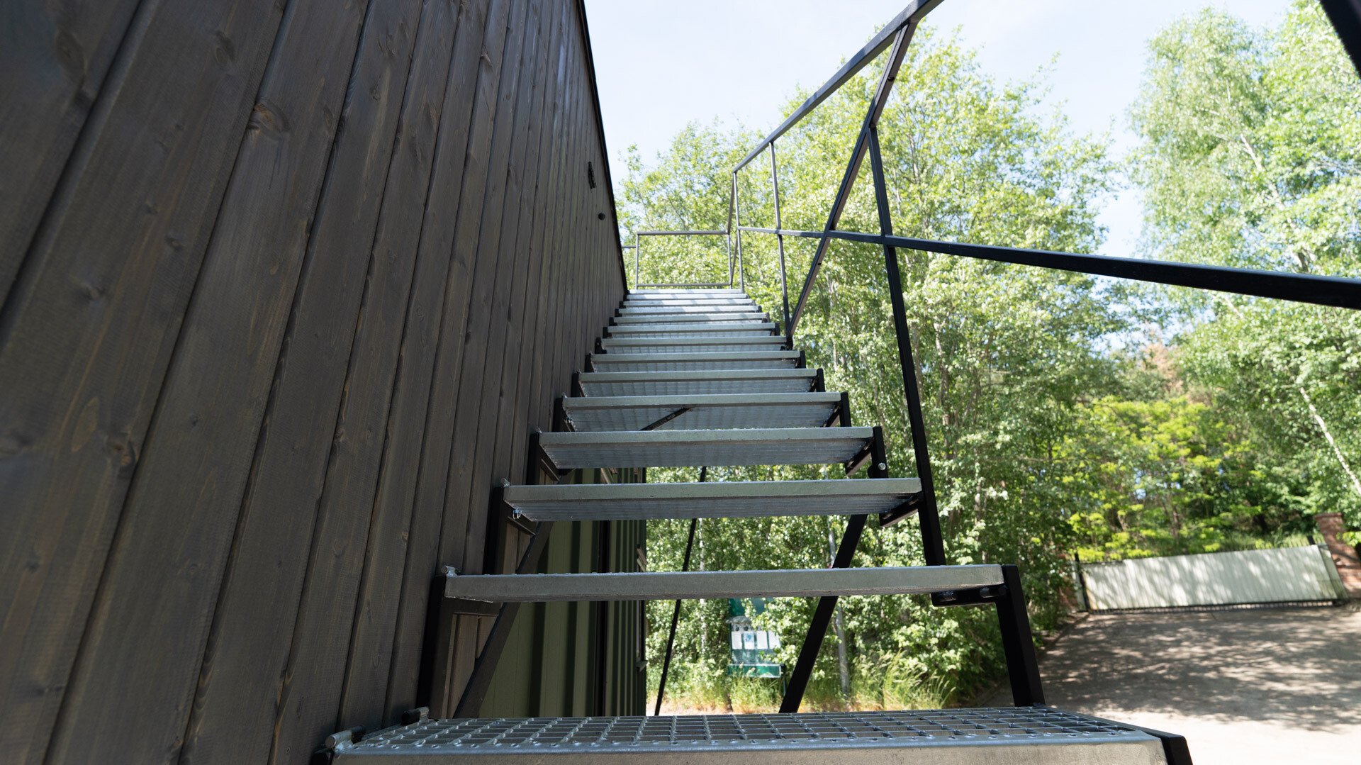 escalier mini maison mobile avec terrasse sur le toit par MobiHouse livrable en France escalier mini maison mobile avec terrasse sur le toit par MobiHouse livrable en France