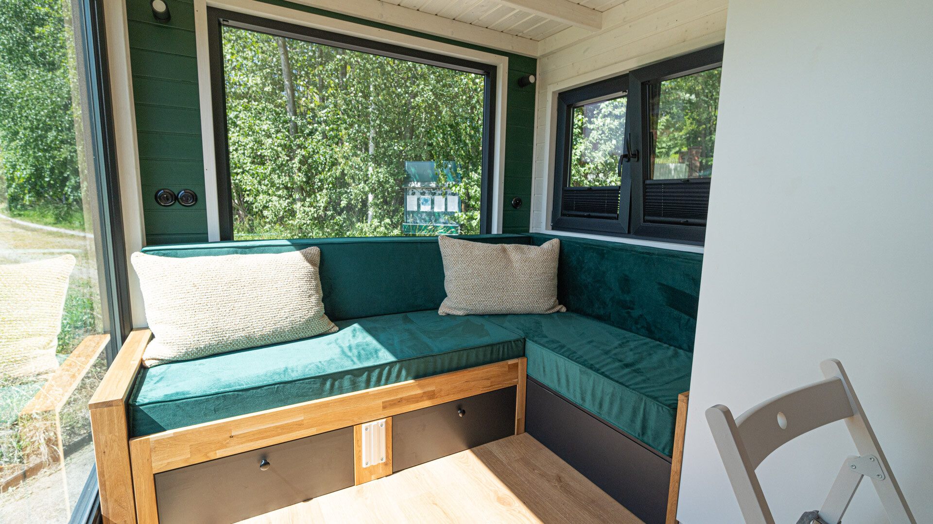 salon tiny house Mobi Sky Individual Peach par MobiHouse livrable en France salon tiny house Mobi Sky Individual Peach par MobiHouse livrable en France