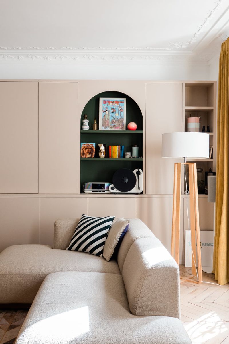 salon avec bibliothèque sur mesure appartement haussmannien Paris décoration contemporaine salon avec bibliothèque sur mesure appartement haussmannien Paris décoration contemporaine