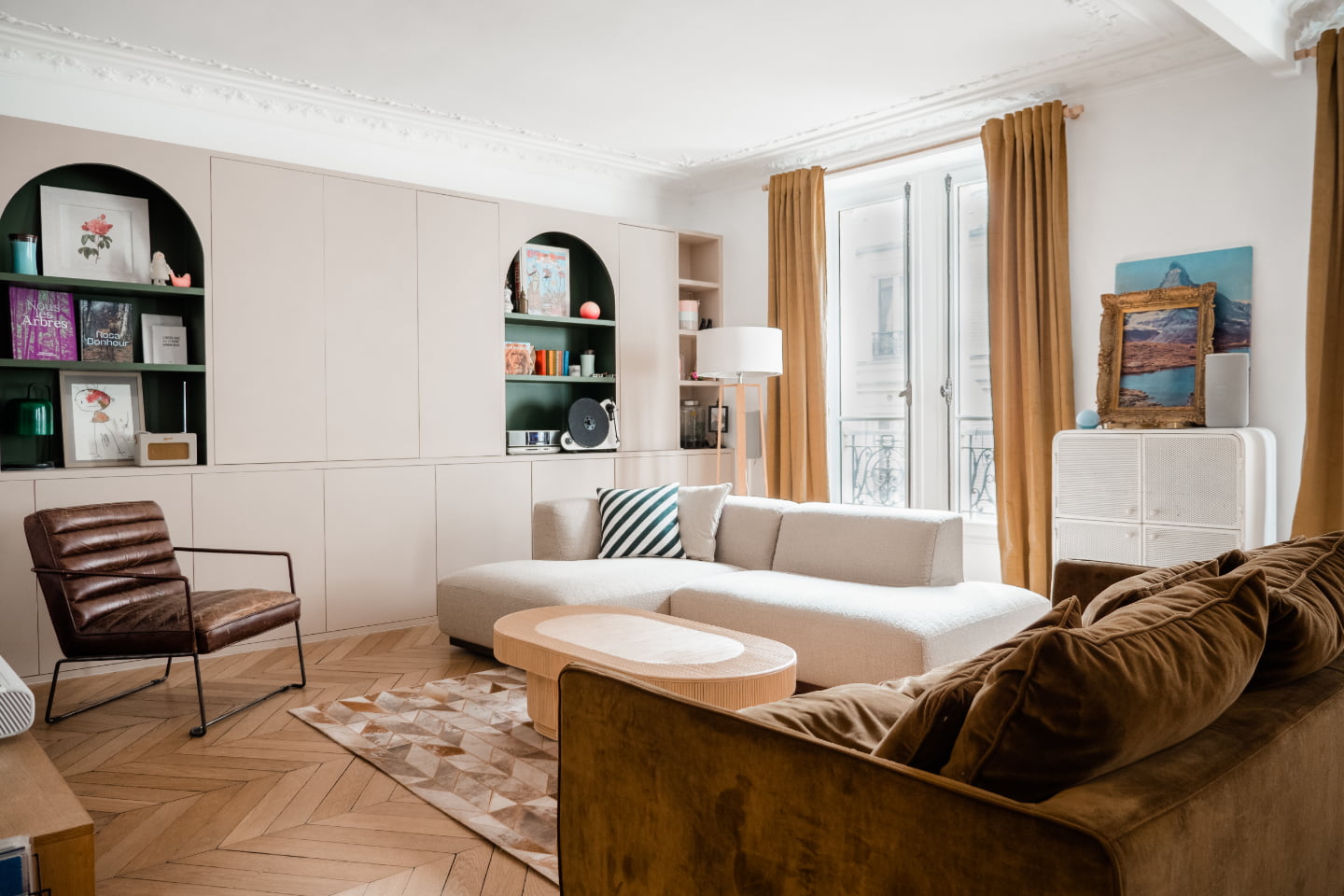 salon avec bibliothèque sur mesure appartement haussmannien Paris décoration contemporaine salon avec bibliothèque sur mesure appartement haussmannien Paris décoration contemporaine