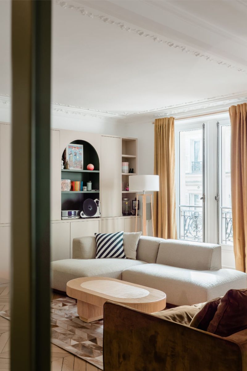 salon avec bibliothèque sur mesure appartement haussmannien Paris décoration contemporaine salon avec bibliothèque sur mesure appartement haussmannien Paris décoration contemporaine