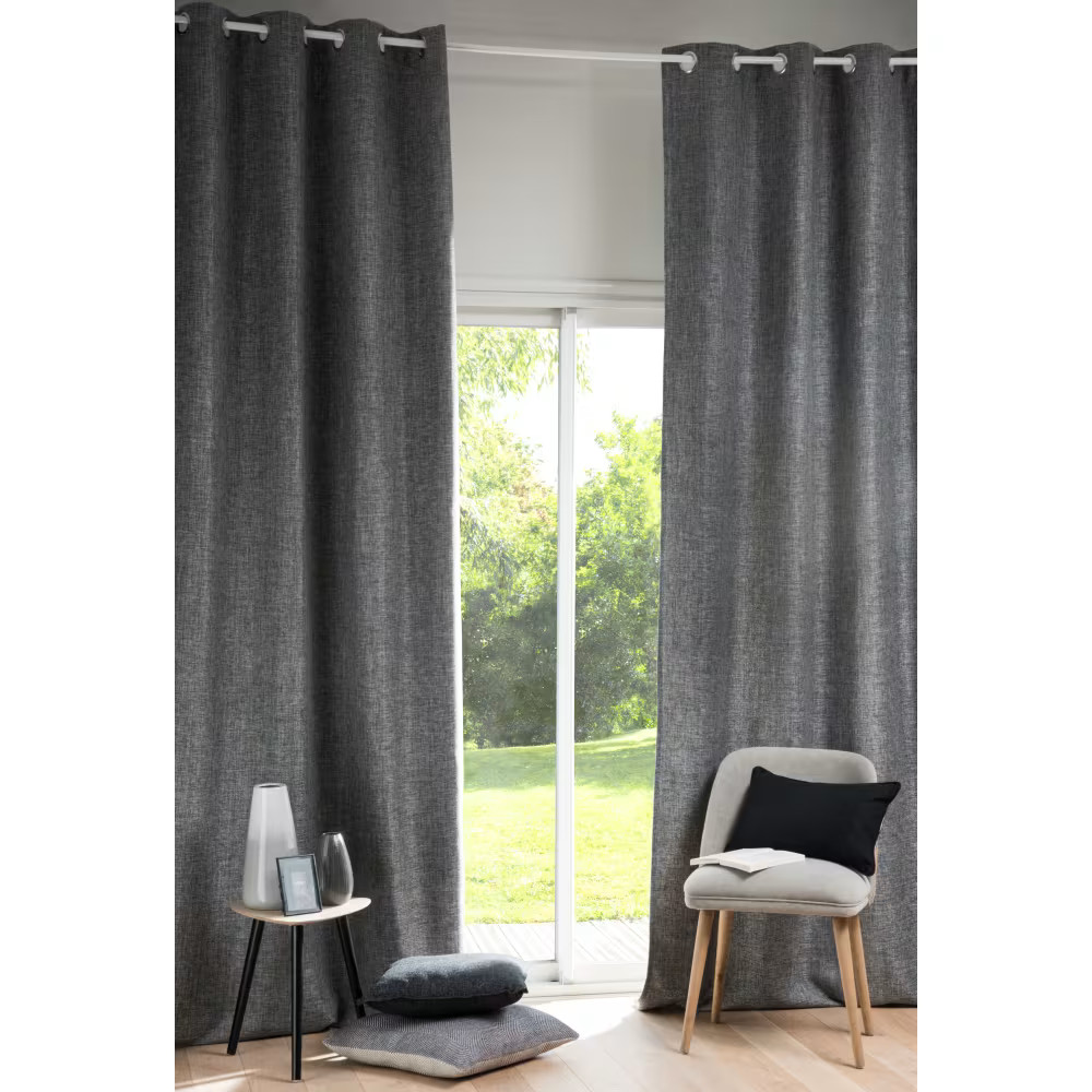 salon avec rideaux gris à oeillets catalogue Maisons du Monde salon avec rideaux gris à oeillets catalogue Maisons du Monde