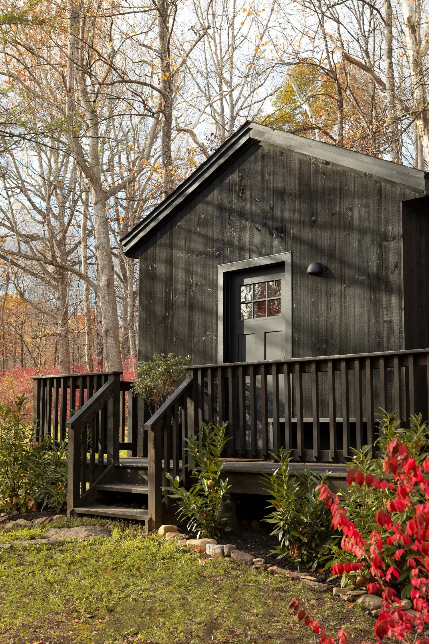 maison en bois dans la vallée de l maison en bois dans la vallée de l'Hudson au milieu des arbres
