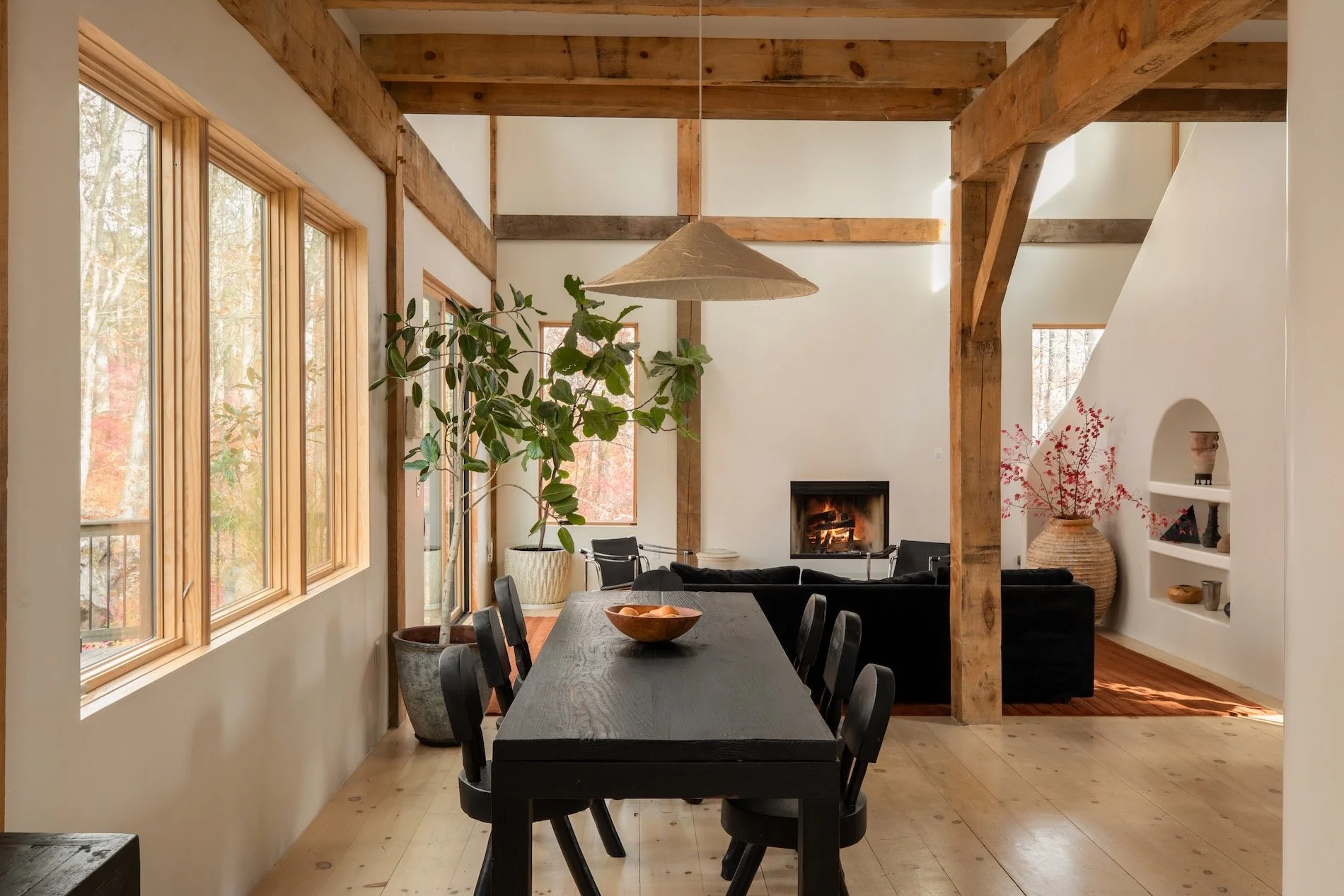 salon avec cheminée décoration contemporaine maison en bois dans la vallée de l salon avec cheminée décoration contemporaine maison en bois dans la vallée de l'Hudson