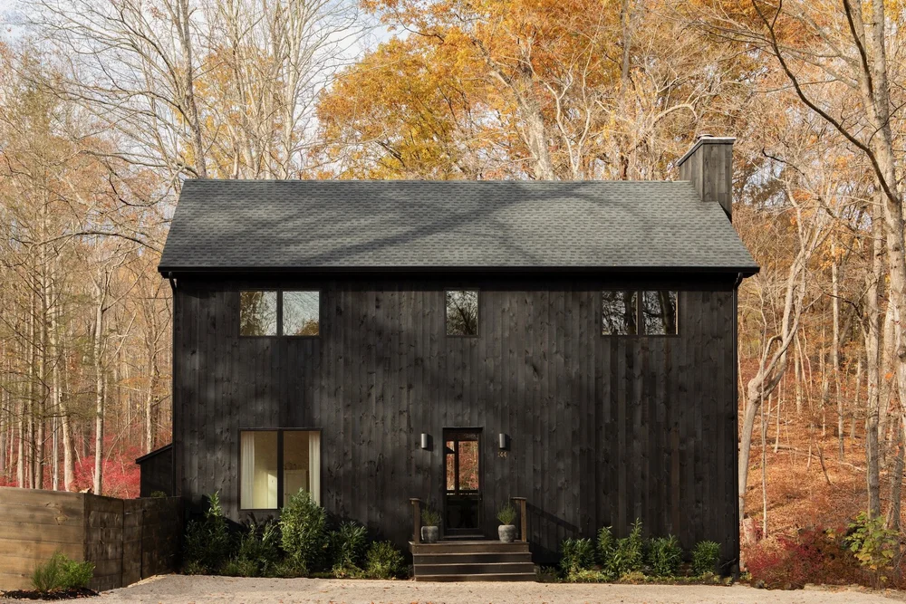 maison en bois dans la vallée de l maison en bois dans la vallée de l'Hudson au milieu des arbres