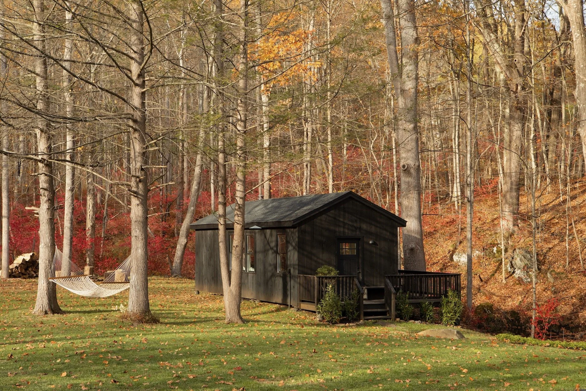 maison en bois dans la vallée de l maison en bois dans la vallée de l'Hudson au milieu des arbres