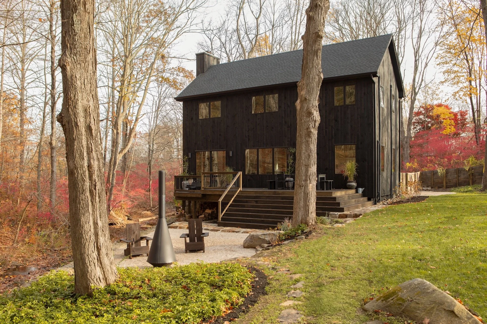maison en bois dans la vallée de l maison en bois dans la vallée de l'Hudson au milieu des arbres