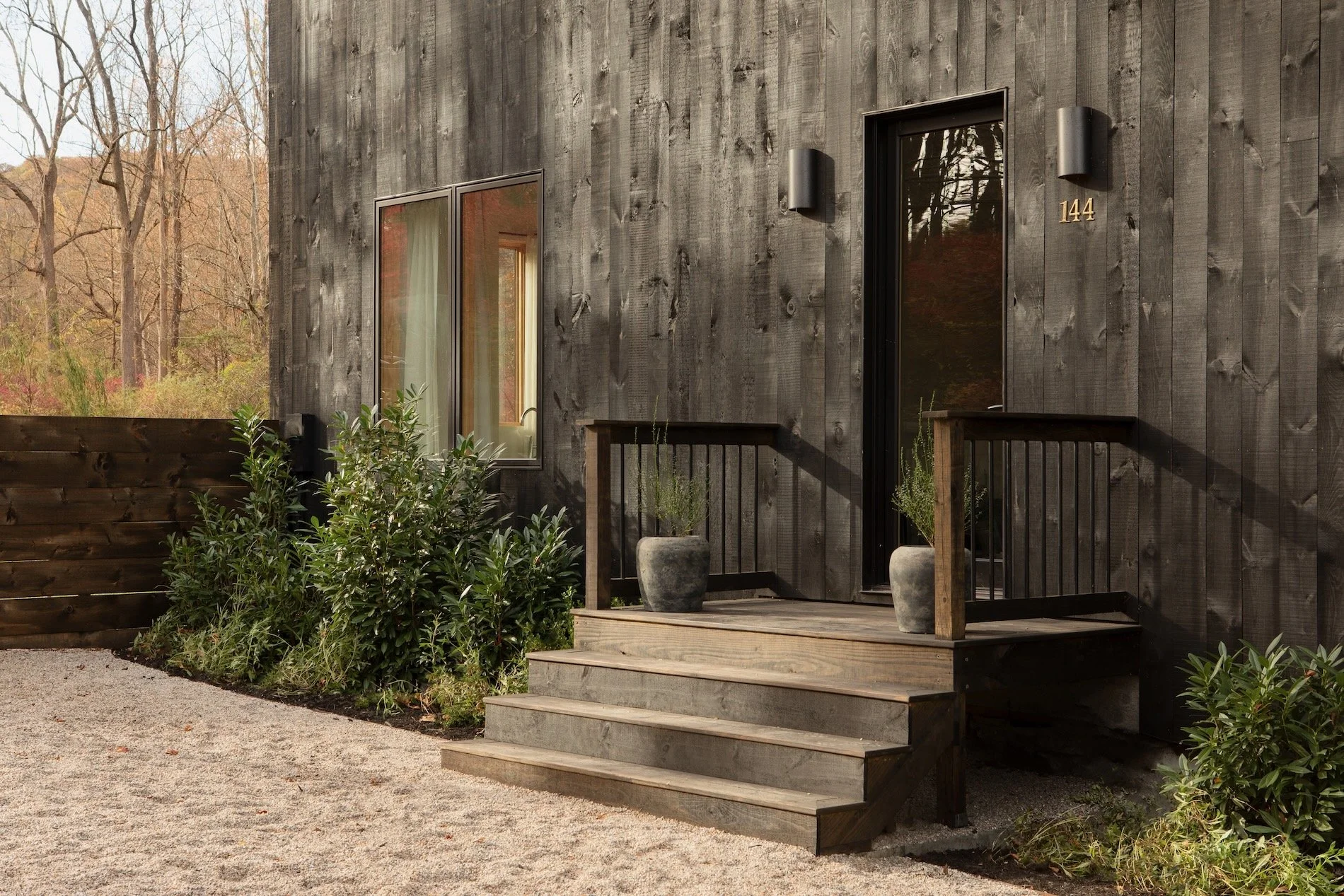maison en bois dans la vallée de l maison en bois dans la vallée de l'Hudson au milieu des arbres