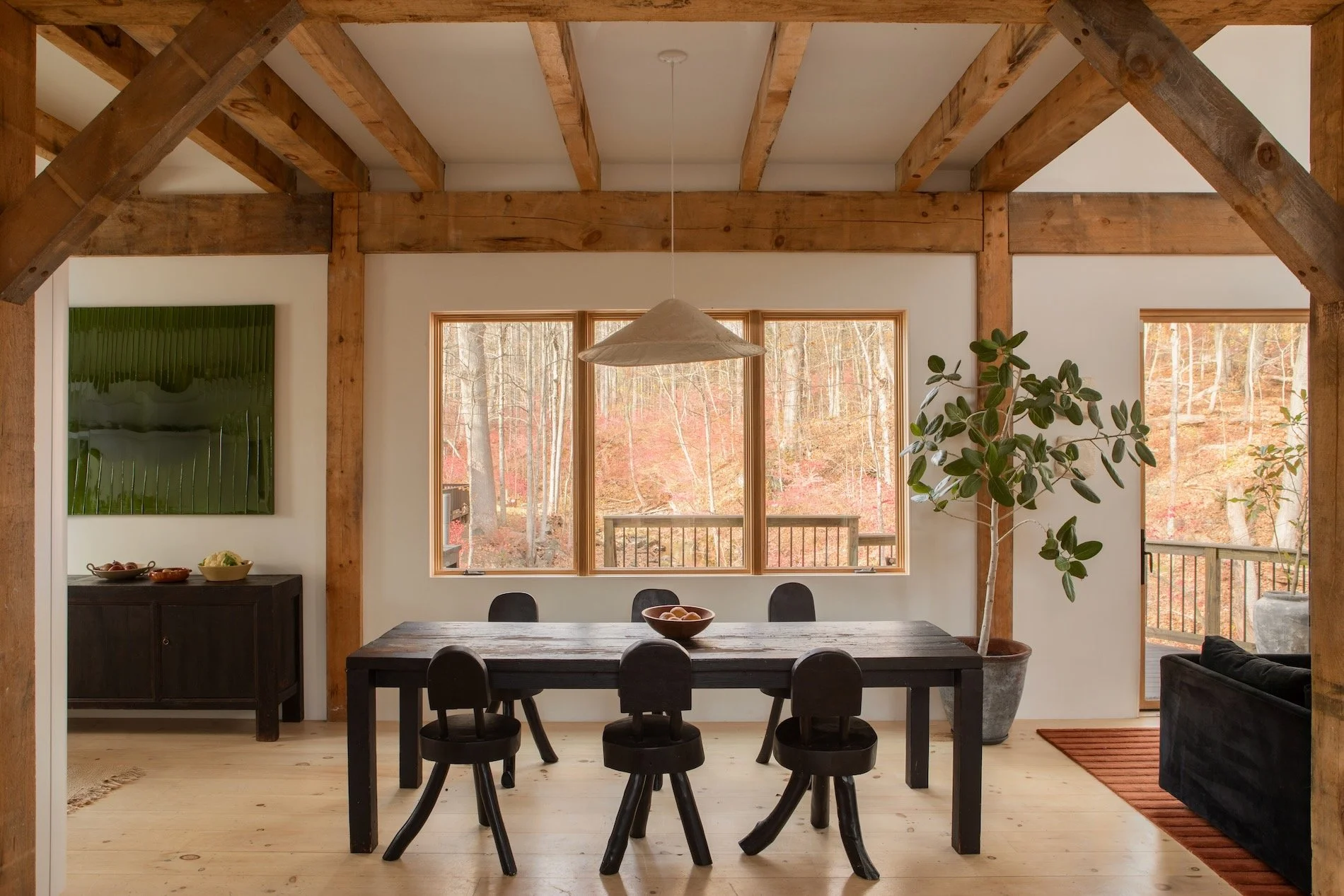 salle à manger avec poutres maison en bois dans la vallée de l salle à manger avec poutres maison en bois dans la vallée de l'Hudson