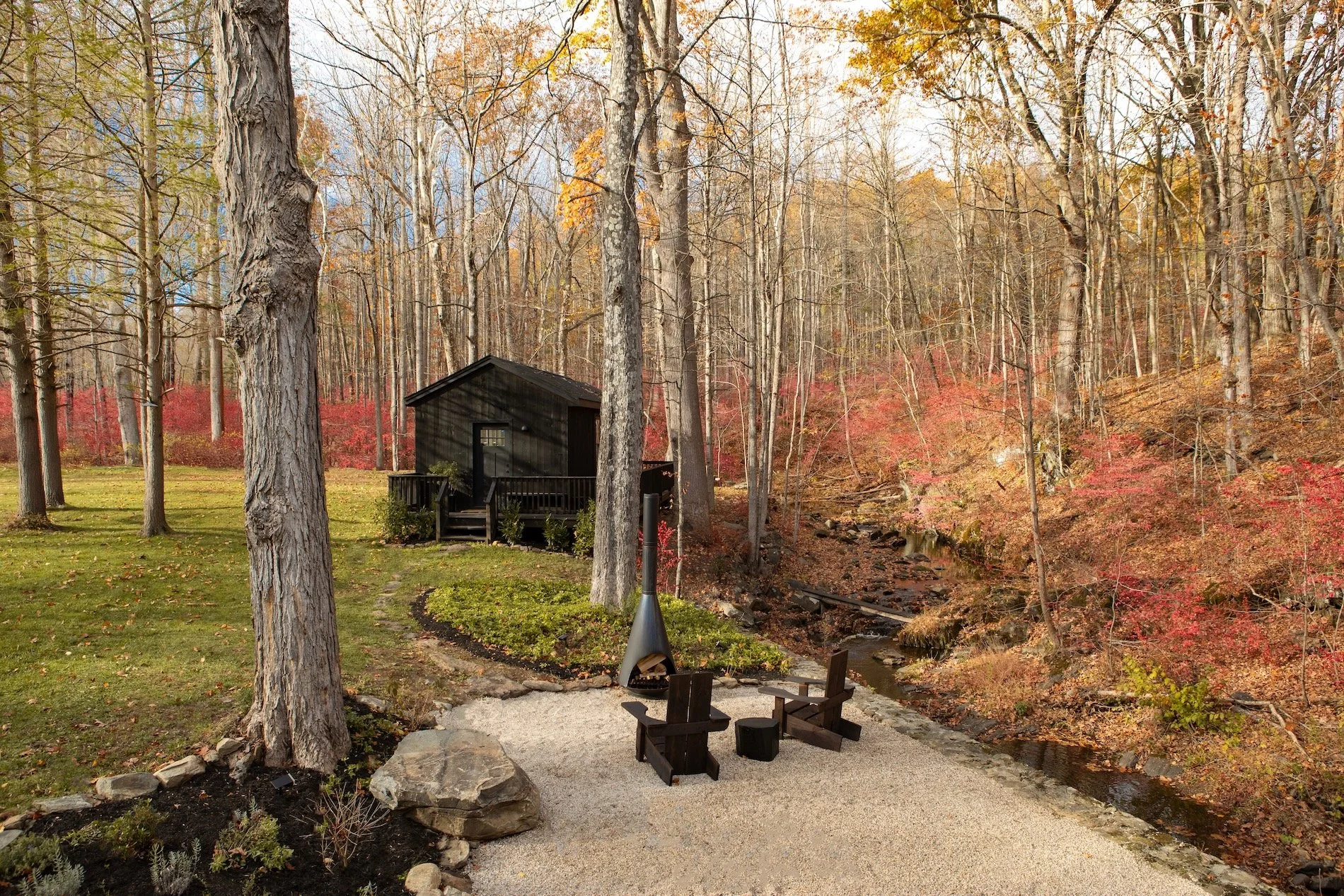 maison en bois dans la vallée de l maison en bois dans la vallée de l'Hudson au milieu des arbres
