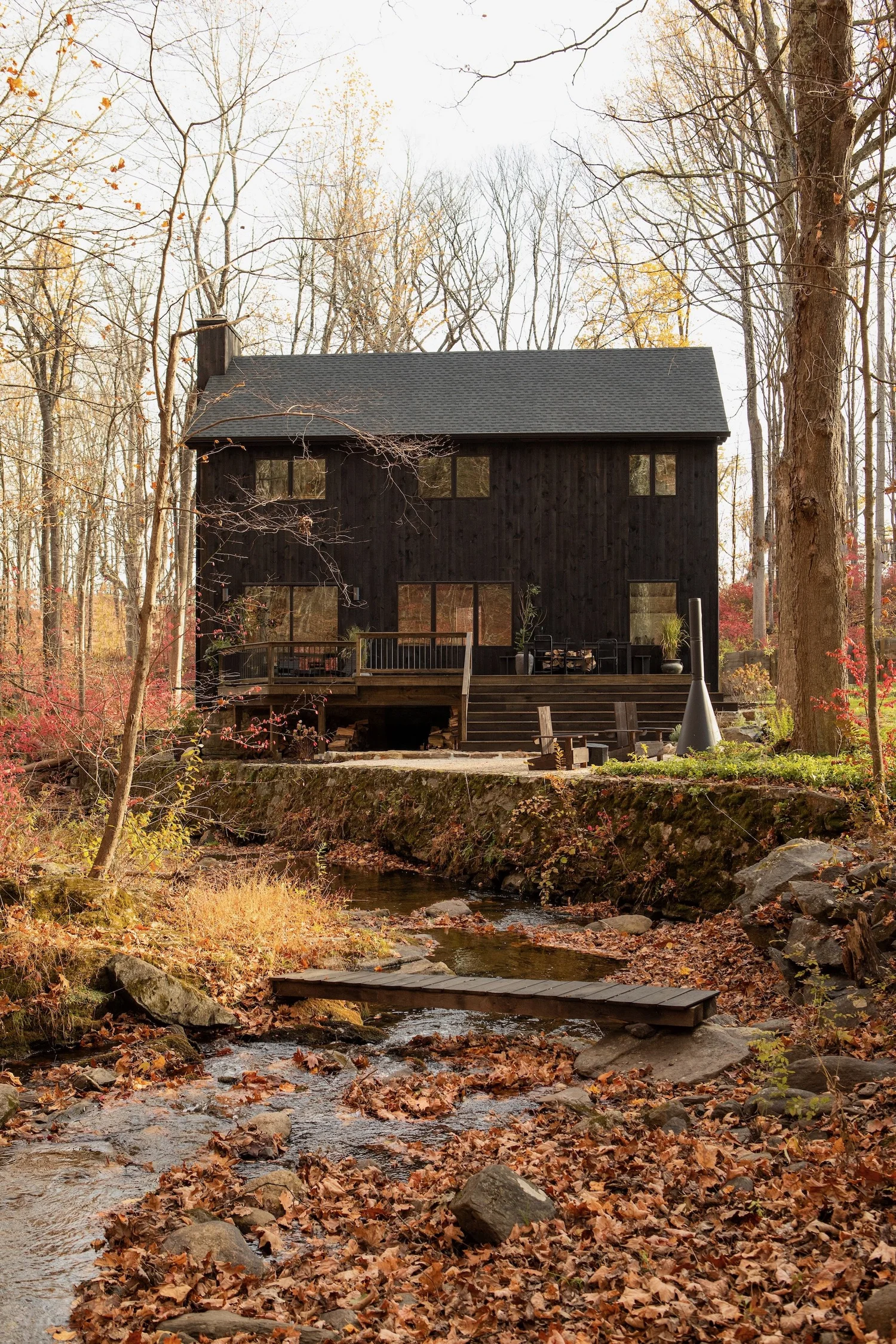 maison en bois dans la vallée de l maison en bois dans la vallée de l'Hudson au milieu des arbres