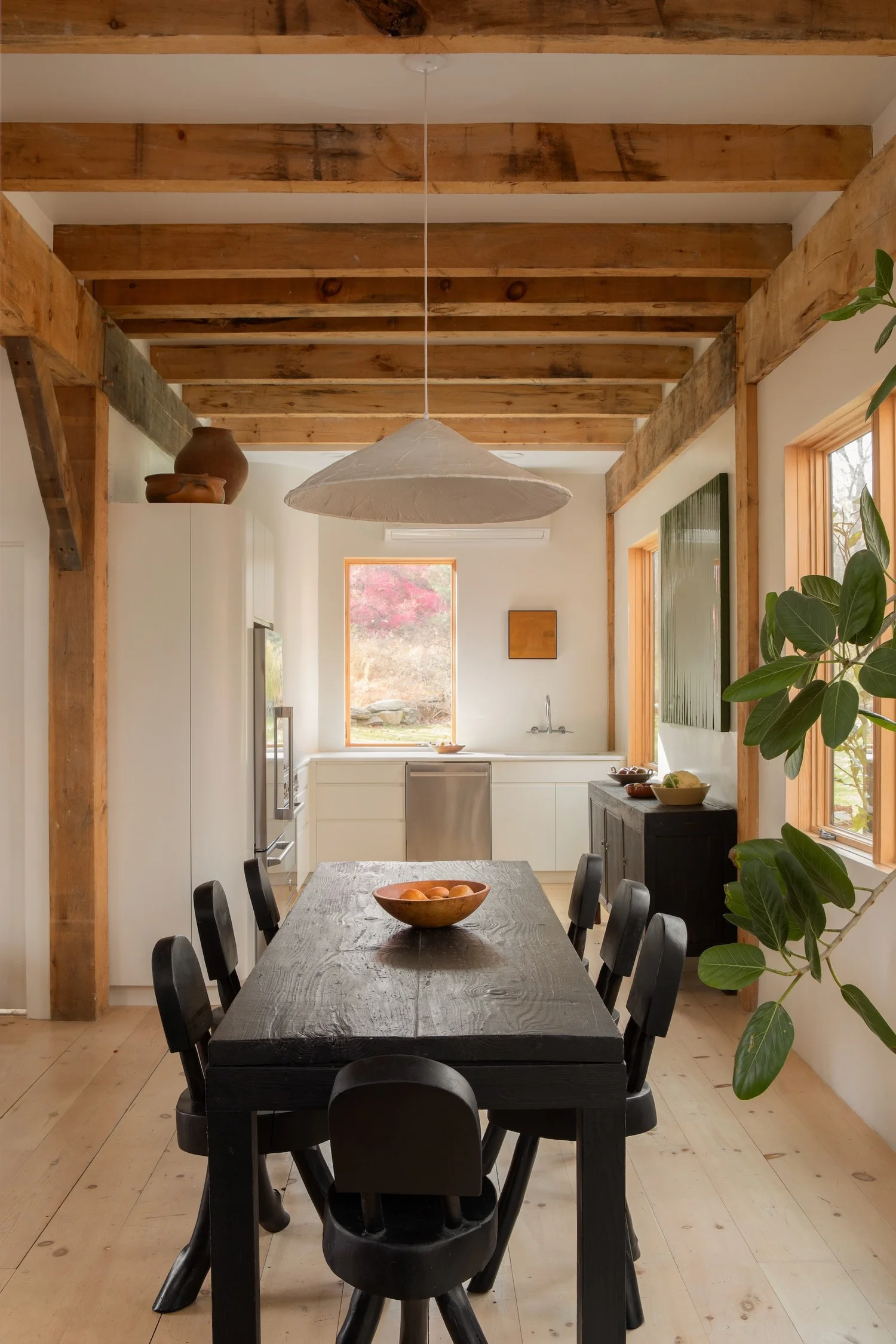 salle à manger avec poutres décoration contemporaine maison en bois dans la vallée de l salle à manger avec poutres décoration contemporaine maison en bois dans la vallée de l'Hudson