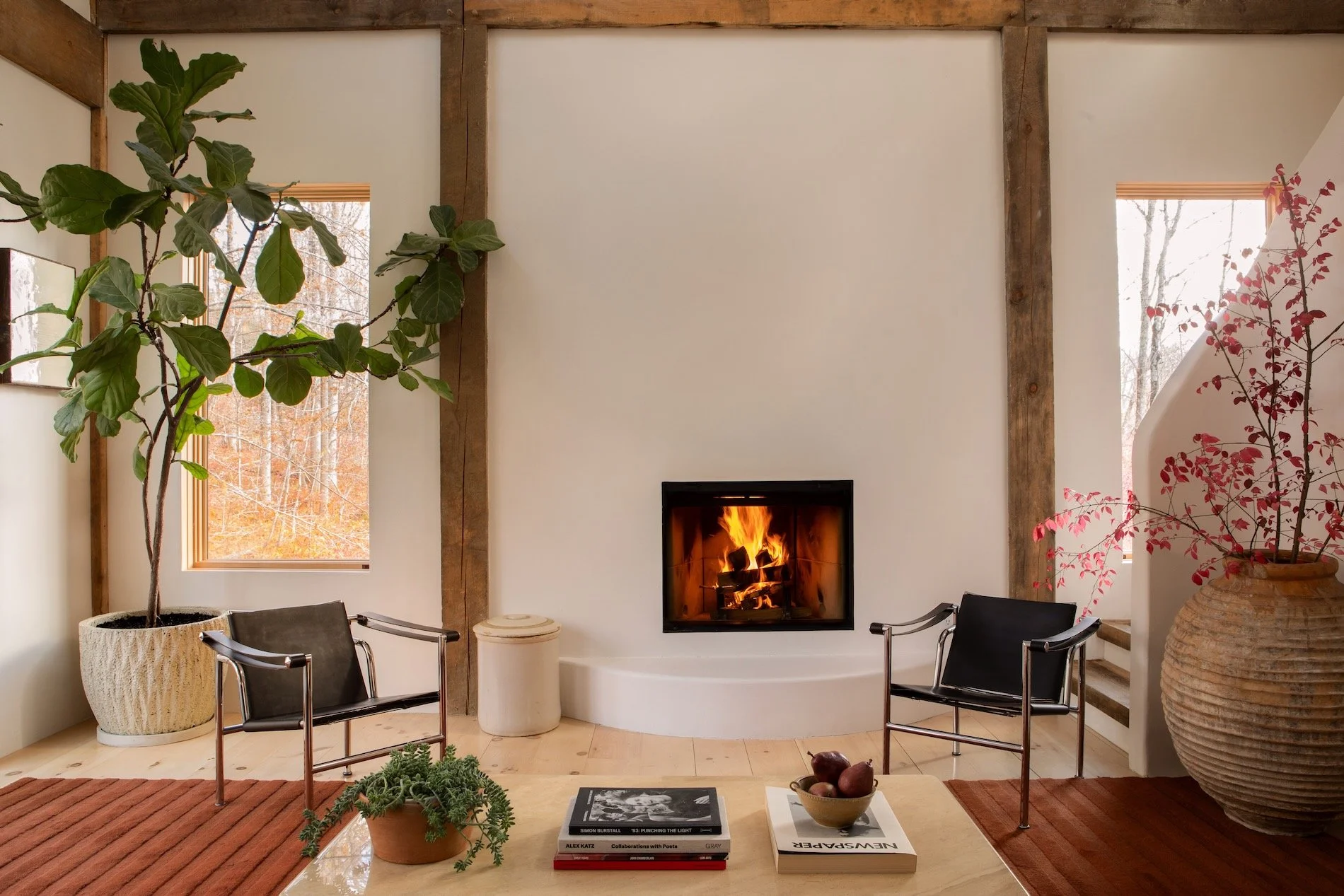 salon avec cheminée décoration contemporaine maison en bois dans la vallée de l salon avec cheminée décoration contemporaine maison en bois dans la vallée de l'Hudson