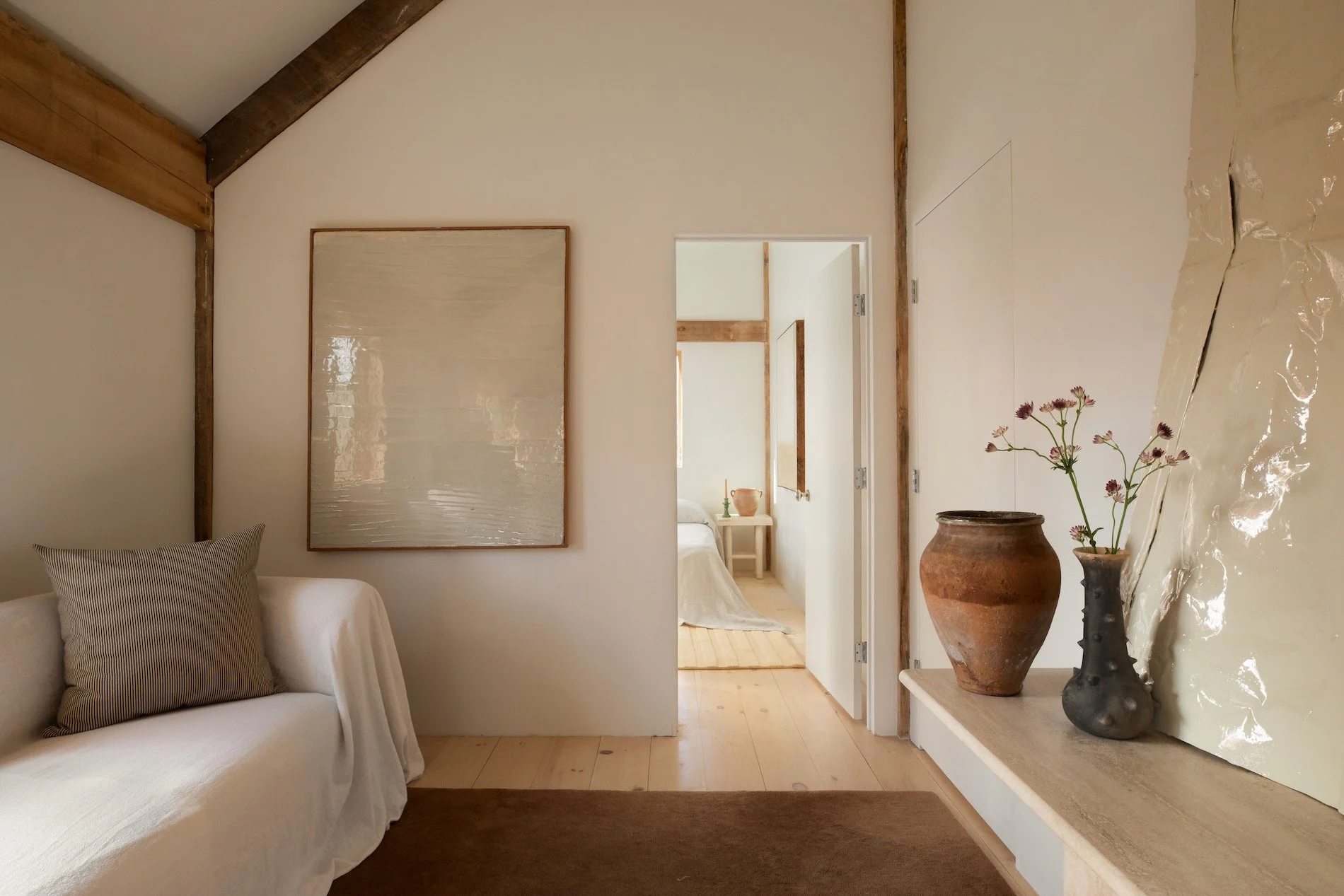 petite salon minimaliste et naturel avec poutres petite salon minimaliste et naturel avec poutres