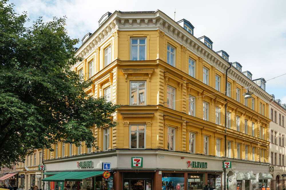 immeuble ancien 19e siècle façade jaune Stockholm Suède immeuble ancien 19e siècle façade jaune Stockholm Suède