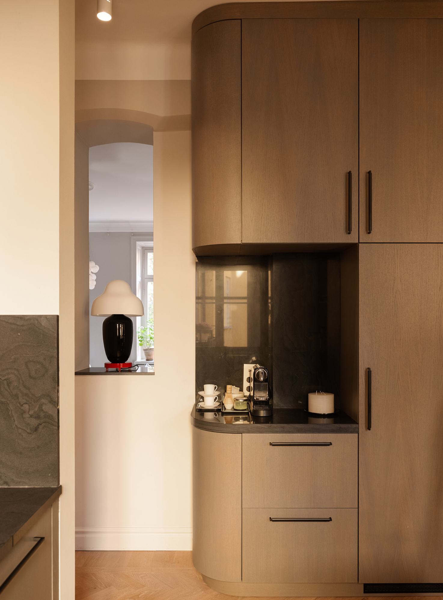 cuisine avec coin barista décoration beige contemporaine et chic cuisine avec coin barista décoration beige contemporaine et chic