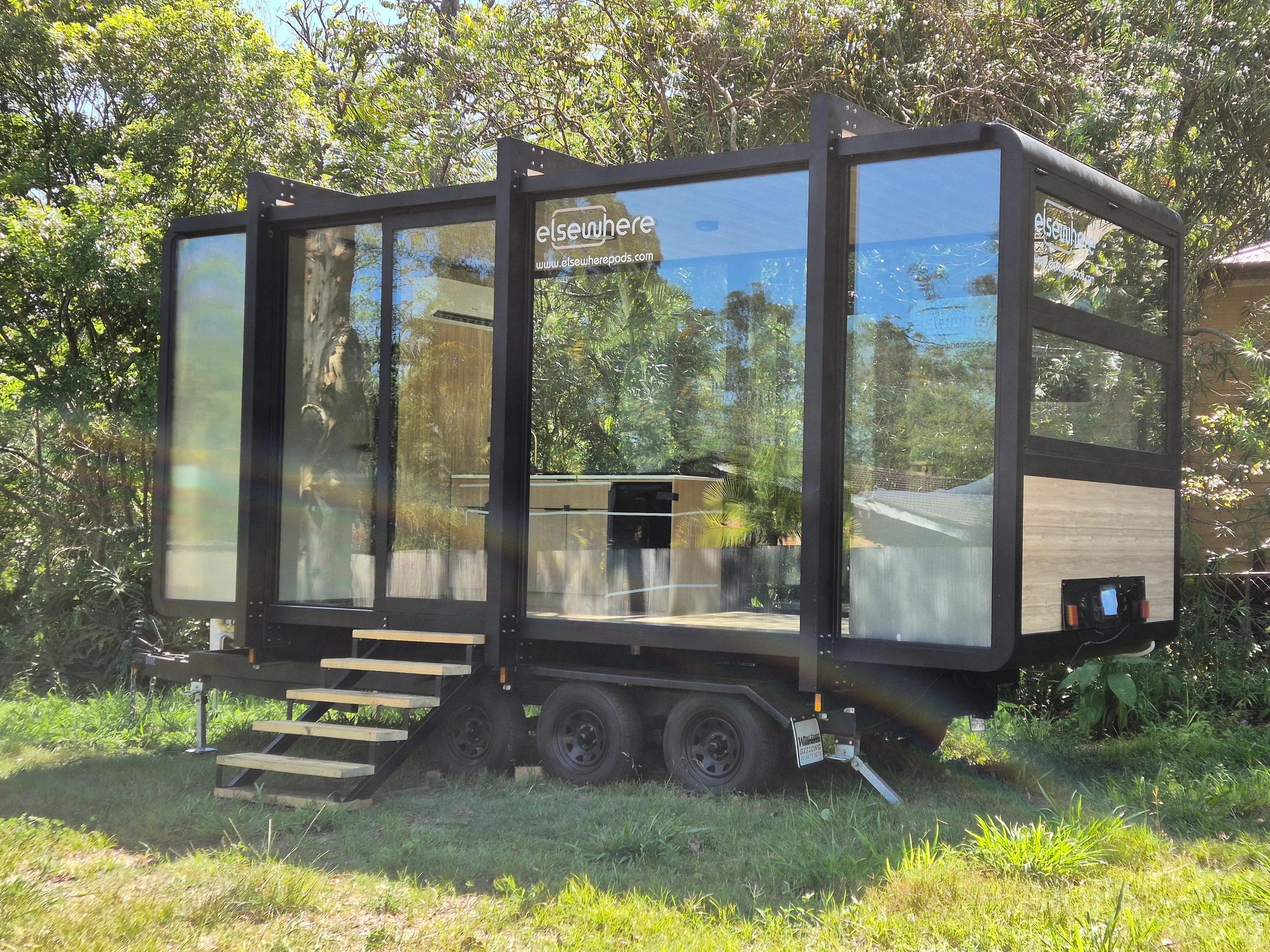 petite maison compacte 14m2 au design vitré par Elsewhere Pods petite maison compacte 14m2 au design vitré par Elsewhere Pods