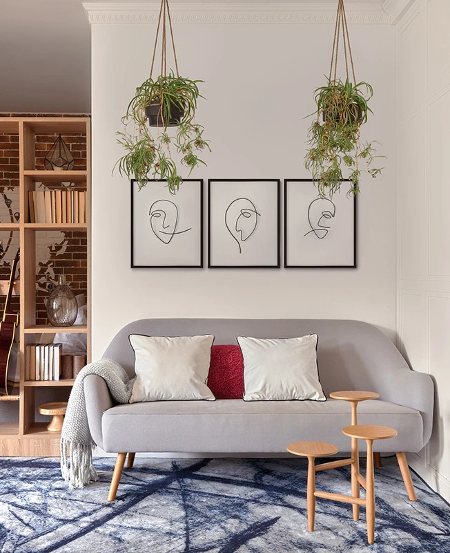 Salon clair et fonctionnel avec sol en chêne dans un studio de 40m2 optimisé