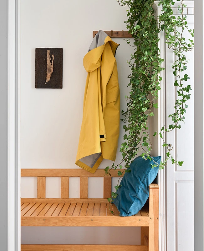 entrée aménagée avec banc dans dans un petit appartement studio de 40m2