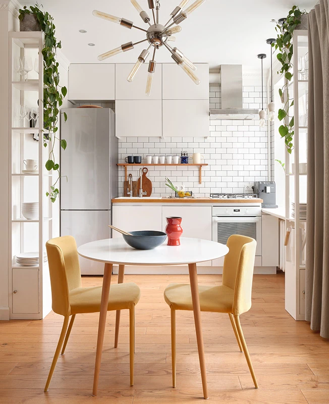 cuisine claire et fonctionnelle avec sol en chêne dans un studio de 40m2 optimisé