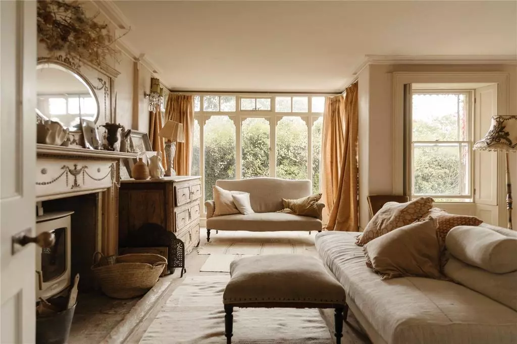 salon avec cheminée maison historique des Cotswolds décoration classique chic beige salon avec cheminée maison historique des Cotswolds décoration classique chic beige
