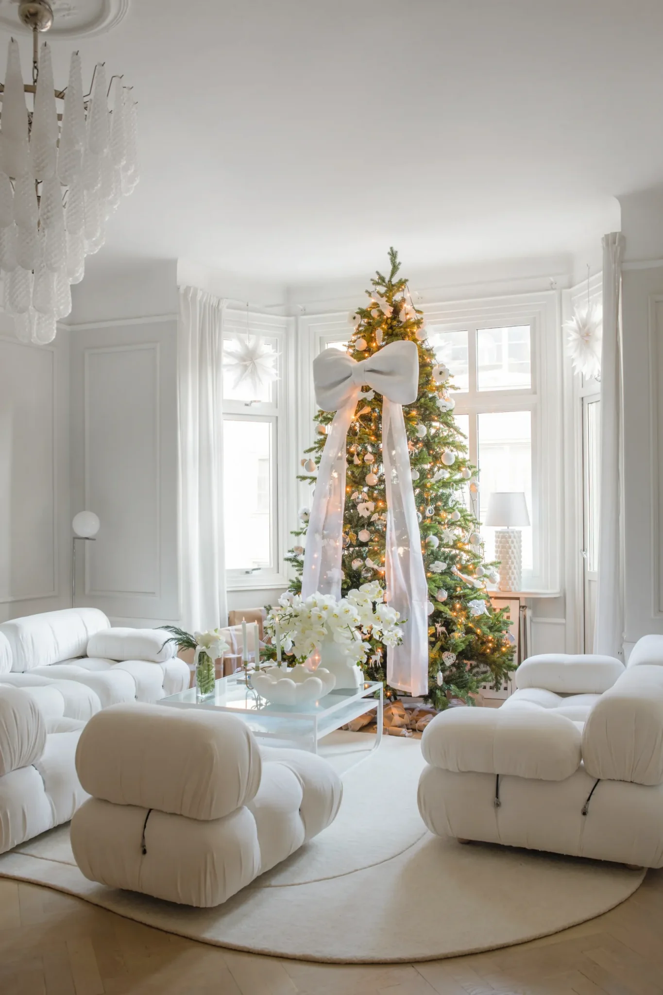 salon décoration design sapin de Noël très haut décoration blanche et dorée salon décoration design sapin de Noël très haut décoration blanche et dorée