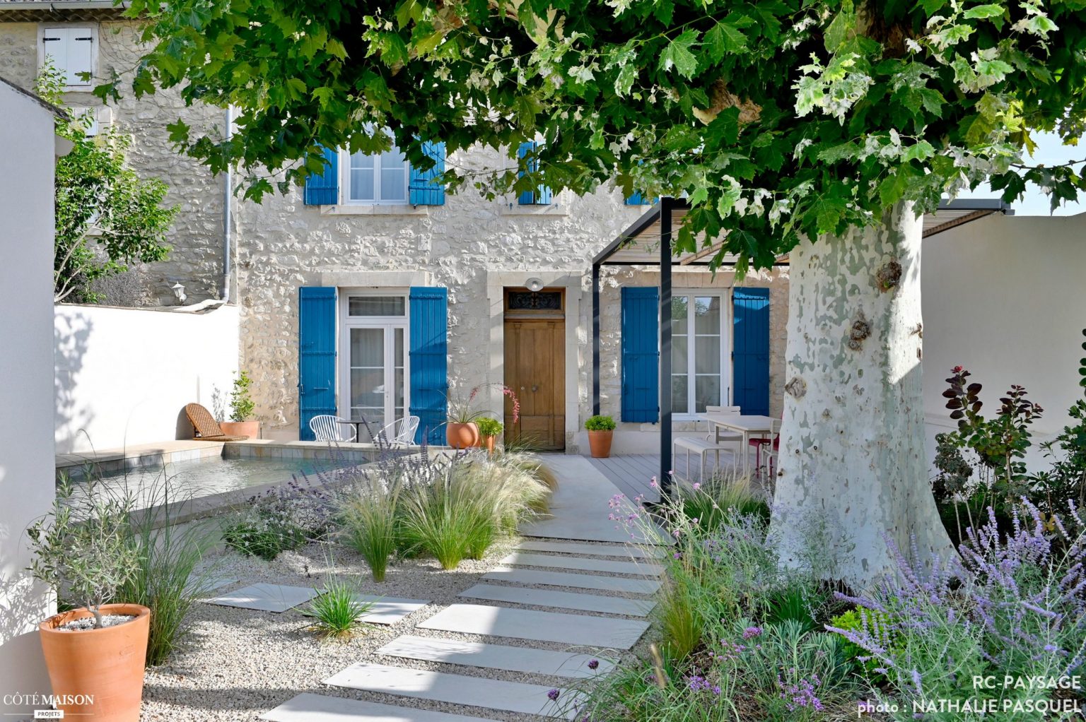 petit jardin de ville avec piscine maison de ville aux volets bleus Provence petit jardin de ville avec piscine maison de ville aux volets bleus Provence
