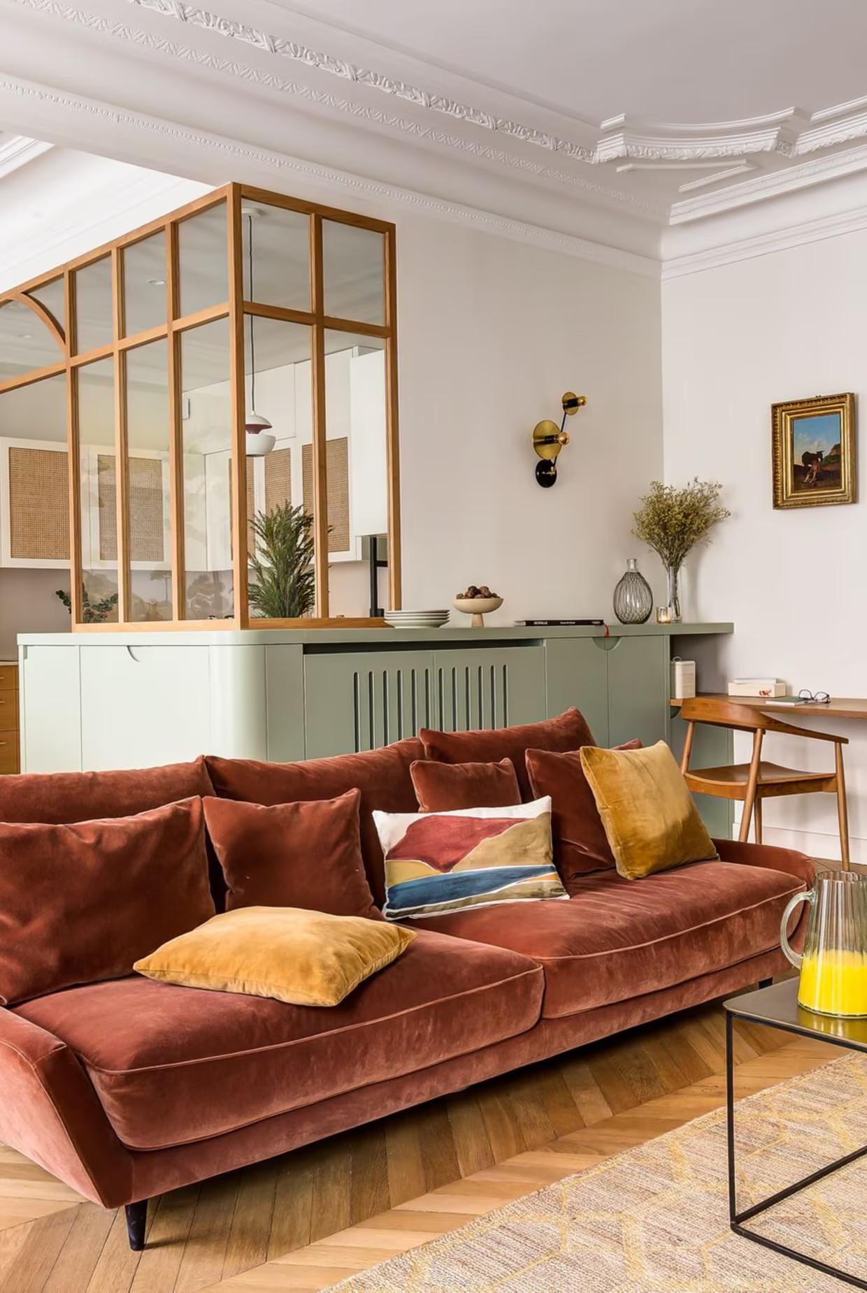 salon avec canapé rouille framboise décoration contemporaine verrière bois appartement haussmannien Paris salon avec canapé rouille framboise décoration contemporaine verrière bois appartement haussmannien Paris
