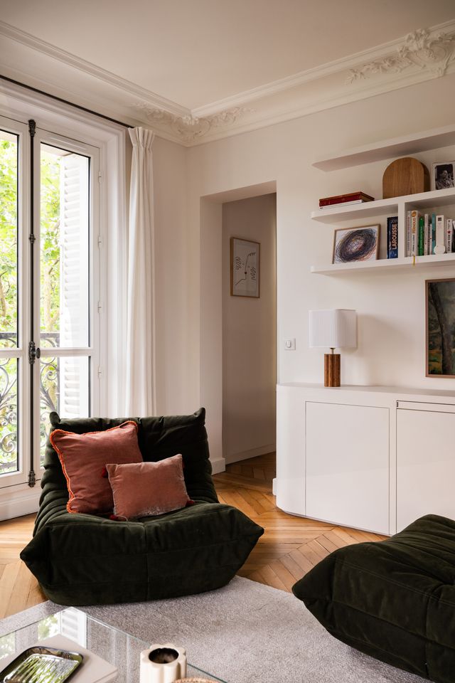 salon décoration contemporaine appartement haussmannien rénové à Paris par studio castille Photo : ©Cassandre Favaro salon décoration contemporaine appartement haussmannien rénové à Paris par studio castille Photo : ©Cassandre Favaro