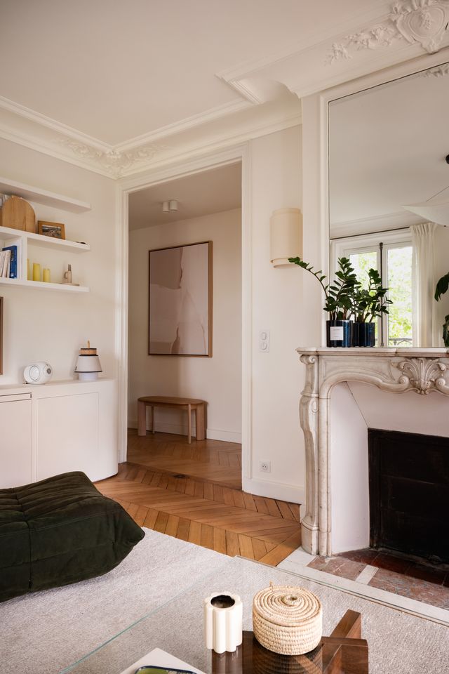 salon décoration contemporaine appartement haussmannien rénové à Paris par studio castille Photo : ©Cassandre Favaro salon décoration contemporaine appartement haussmannien rénové à Paris par studio castille Photo : ©Cassandre Favaro