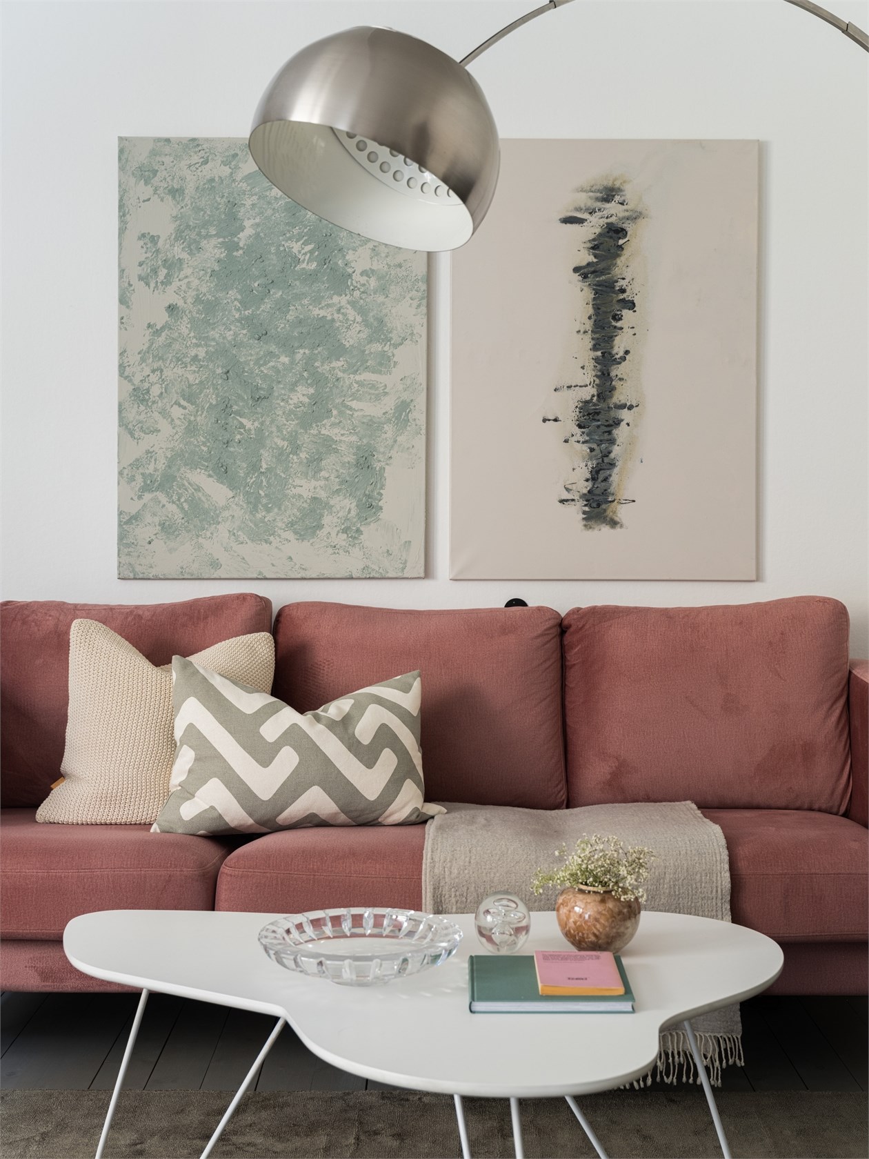 studio 35m2 avec canapé velours rose 