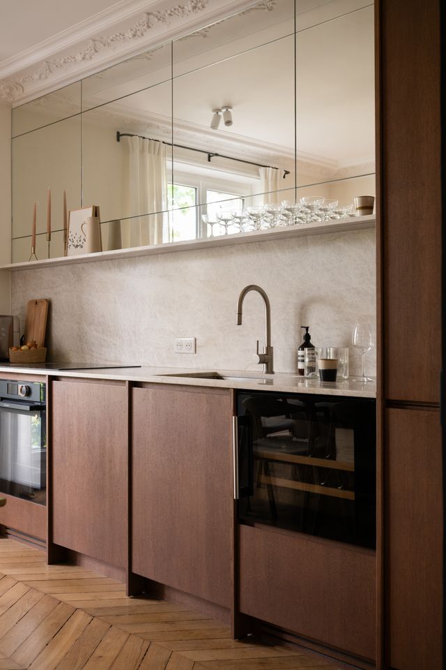 cuisine noyer appartement haussmannien rénové à Paris par studio castille Photo : ©Cassandre Favaro cuisine noyer appartement haussmannien rénové à Paris par studio castille Photo : ©Cassandre Favaro
