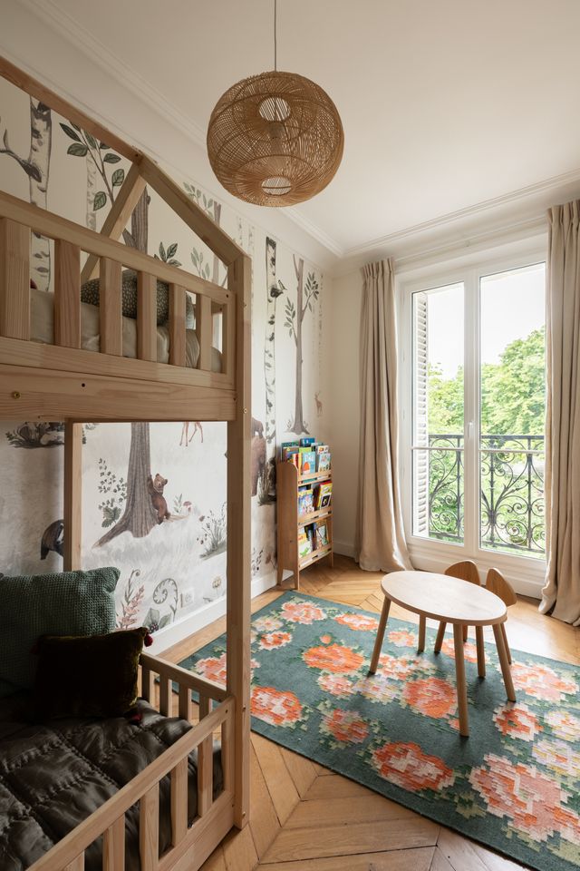 chambre enfant appartement haussmannien rénové à Paris par studio castille Photo : ©Cassandre Favaro chambre enfant appartement haussmannien rénové à Paris par studio castille Photo : ©Cassandre Favaro