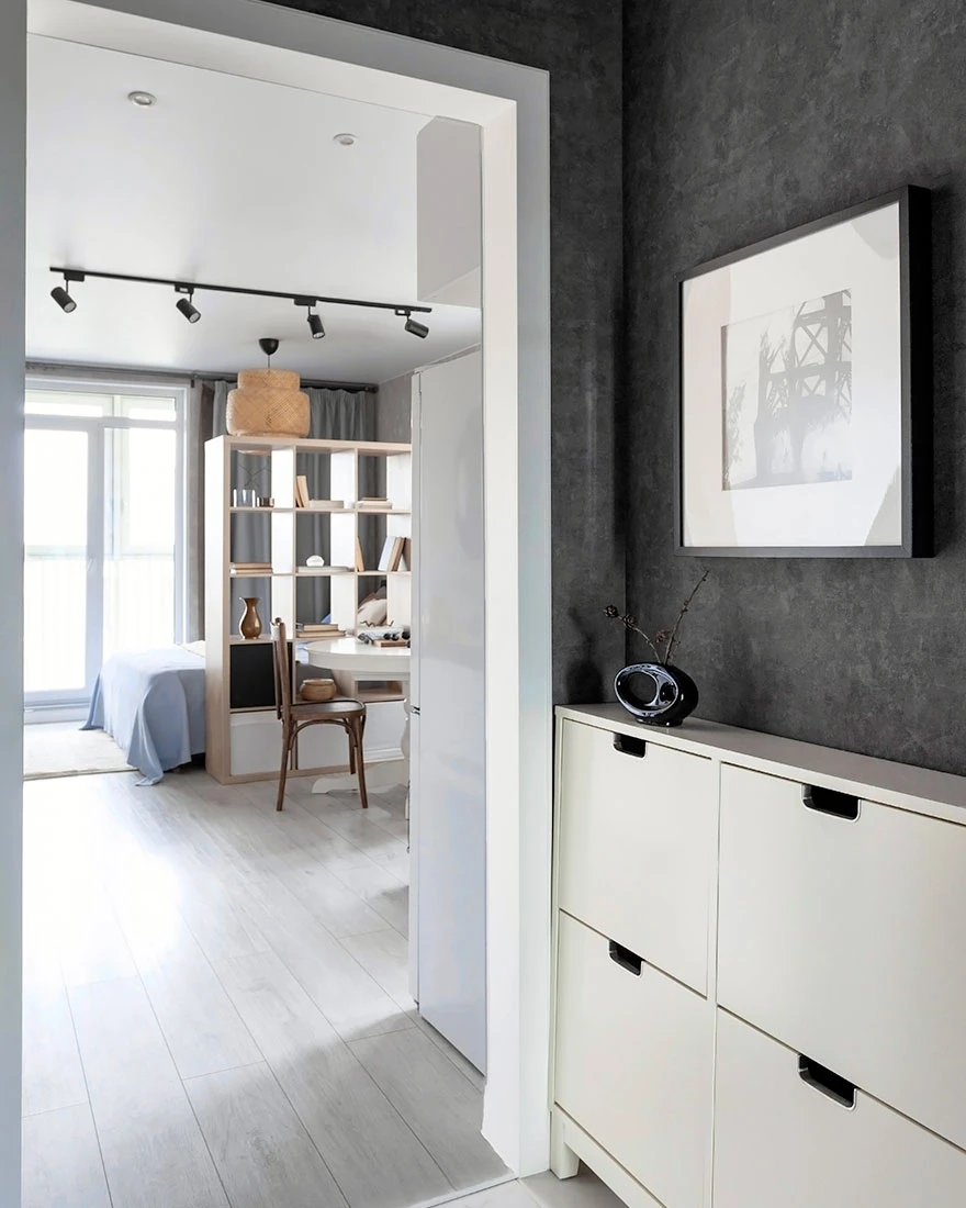 entrée avec meuble à chaussure IKEA studio 29m2 avec séparation IKEA KALLAX pour zoner la chambre entrée avec meuble à chaussure IKEA studio 29m2 avec séparation IKEA KALLAX pour zoner la chambre