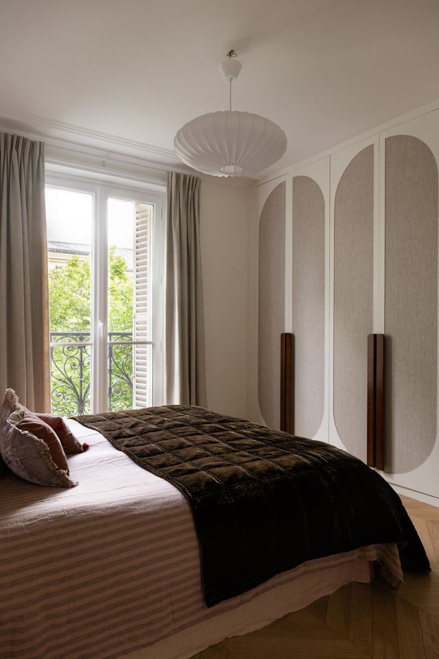 chambre appartement haussmannien rénové à Paris par studio castille Photo : ©Cassandre Favaro chambre appartement haussmannien rénové à Paris par studio castille Photo : ©Cassandre Favaro