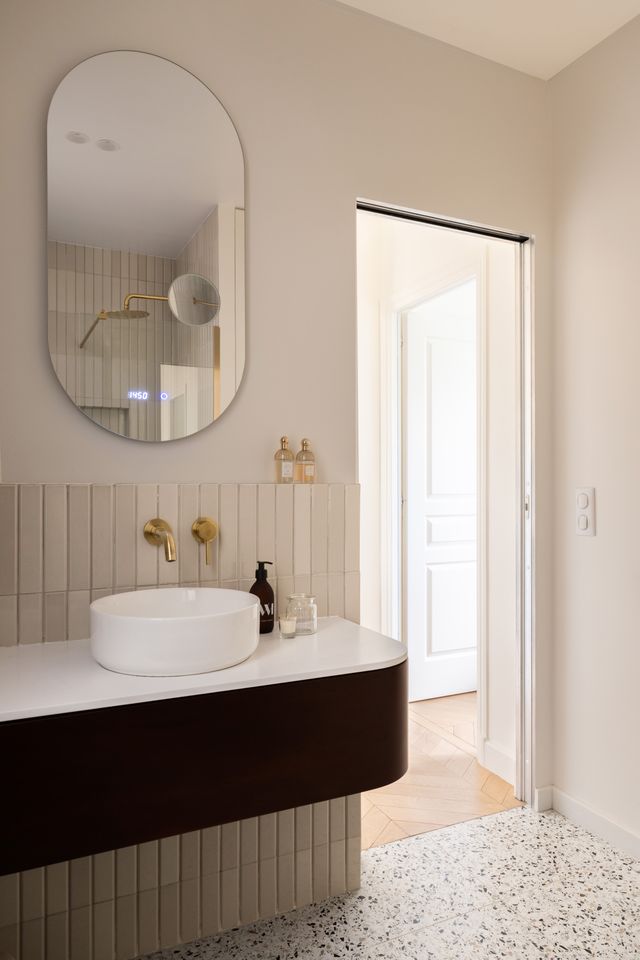 salle de bain design appartement haussmannien rénové à Paris par studio castille Photo : ©Cassandre Favaro salle de bain design appartement haussmannien rénové à Paris par studio castille Photo : ©Cassandre Favaro