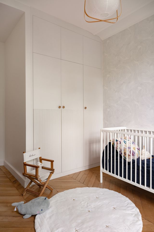 chambre bébé appartement haussmannien rénové à Paris par studio castille Photo : ©Cassandre Favaro chambre bébé appartement haussmannien rénové à Paris par studio castille Photo : ©Cassandre Favaro