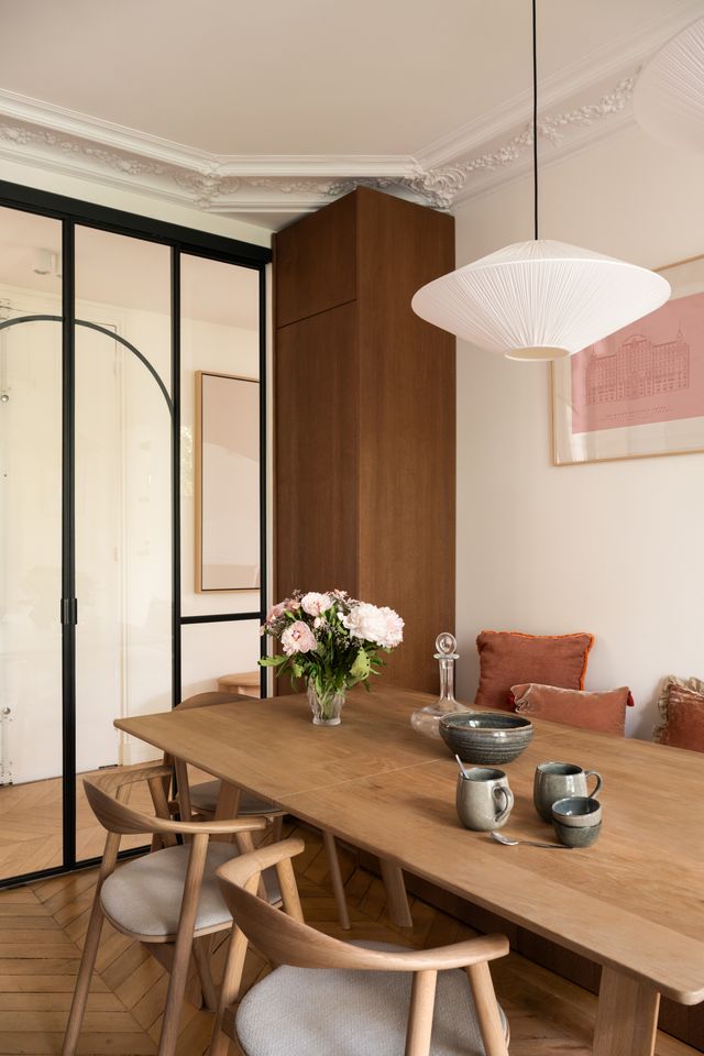 salle à manger avec verrière appartement haussmannien rénové à Paris par studio castille Photo : ©Cassandre Favaro salle à manger avec verrière appartement haussmannien rénové à Paris par studio castille Photo : ©Cassandre Favaro
