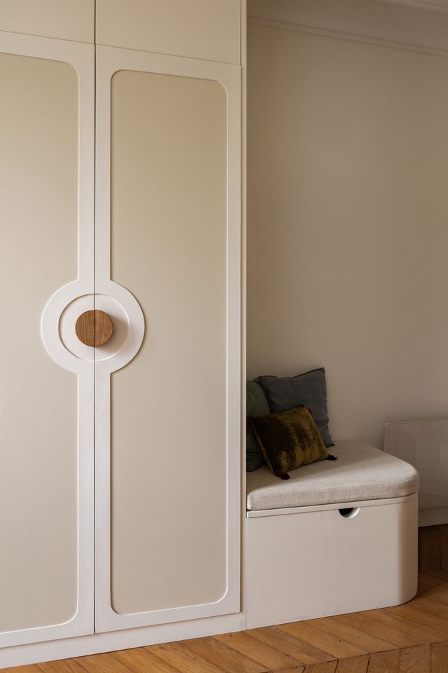 chambre avec placard appartement haussmannien rénové à Paris par studio castille Photo : ©Cassandre Favaro chambre avec placard appartement haussmannien rénové à Paris par studio castille Photo : ©Cassandre Favaro