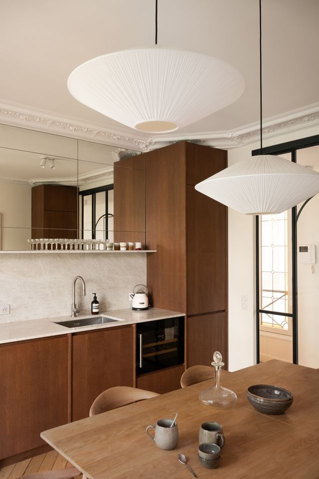 cuisine avec verrière appartement haussmannien rénové à Paris par studio castille Photo : ©Cassandre Favaro cuisine avec verrière appartement haussmannien rénové à Paris par studio castille Photo : ©Cassandre Favaro