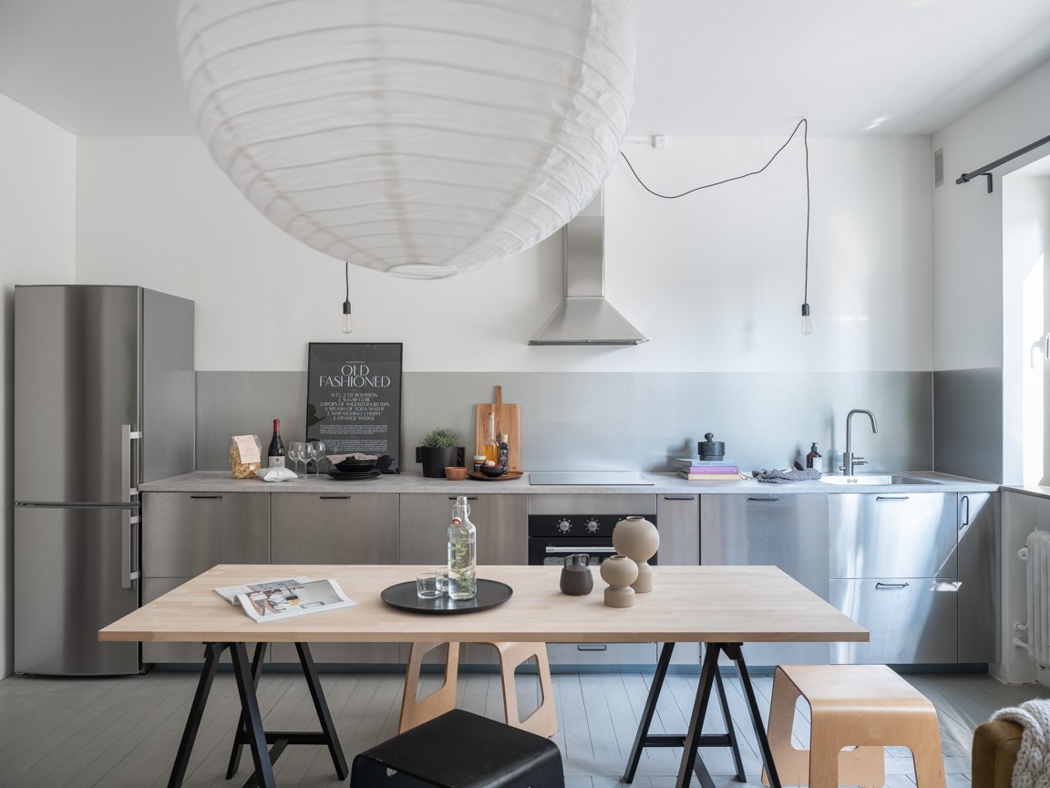 cuisine inox studio 35m2 avec canapé velours rose 