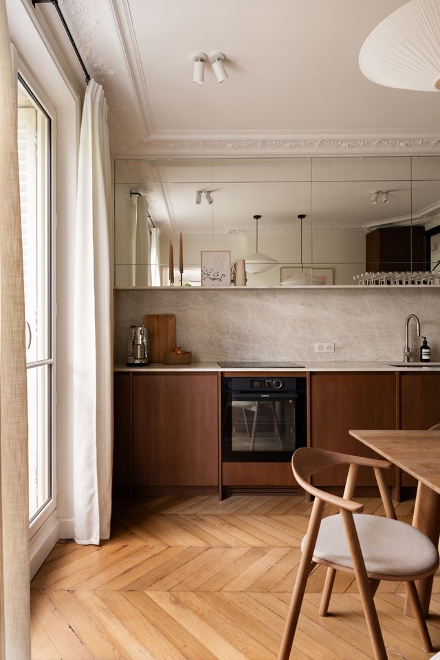 cuisine noyer appartement haussmannien rénové à Paris par studio castille Photo : ©Cassandre Favaro cuisine noyer appartement haussmannien rénové à Paris par studio castille Photo : ©Cassandre Favaro