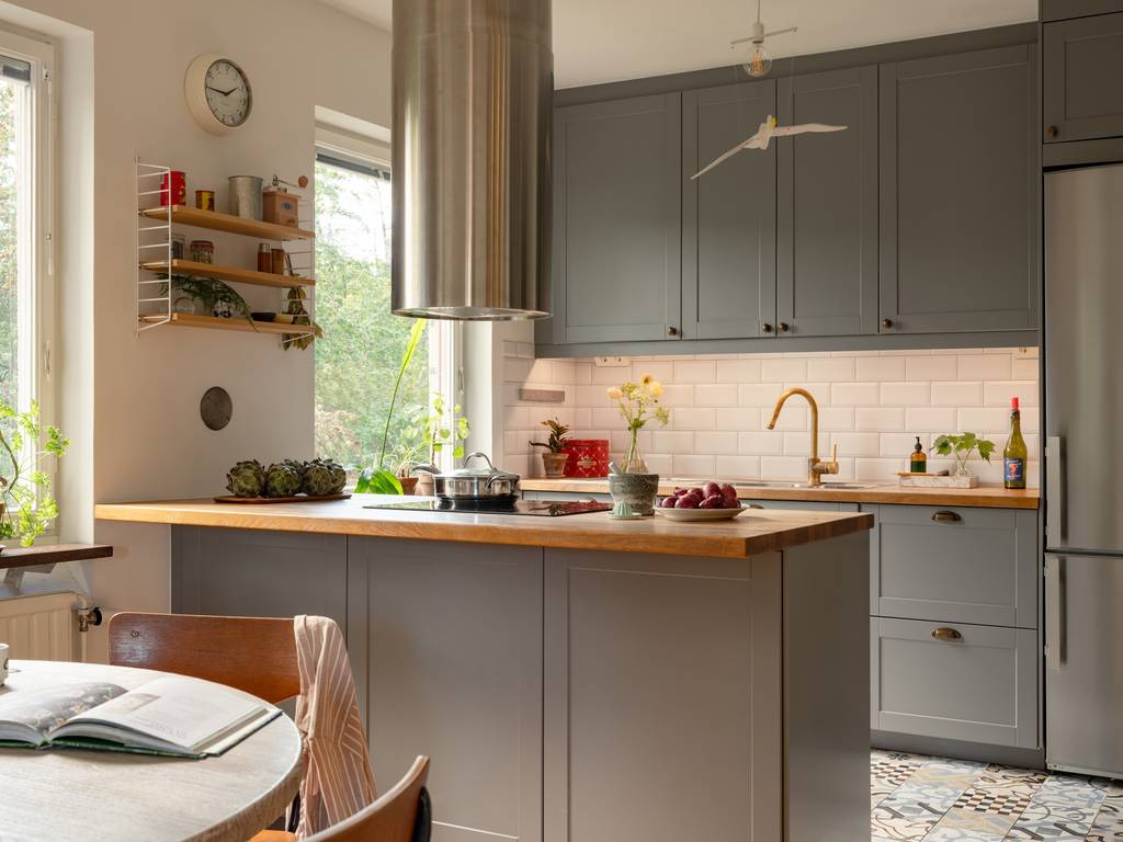 cuisine grise ouverte sur salle à manger décoration vintage et scandinave sol carreaux de ciment cuisine grise ouverte sur salle à manger décoration vintage et scandinave sol carreaux de ciment