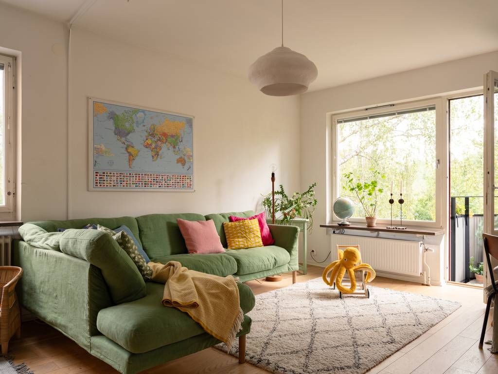 salon avec canapé vert décoration vintage et scandinave salon avec canapé vert décoration vintage et scandinave